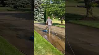 QUICK CONCRETE DRIVEWAY CLEANING.. #pressurewash #smallbusiness #sidehustle #beforeandafter #dirty