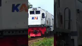 KA gaya baru malam Selatan ngebut di stasiun Kedinding