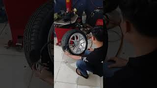 PROSES PEMASANGAN VELG HYURS DI AVANZA #automobile #velgmobilimport #velgmobil