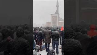 Muslims Praying in Snowfall | A Moment of Peace 🌨 | #IslamicInspiration #SnowfallPrayer #Serenity