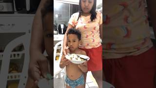 Nicolas mostrando sua janta, inhame com carne. #criança #criançasengraçadas #viralvideoshorts #viral