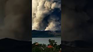 Volcán Taal en Filipinas entra en erupción de ceniza de 600 metros de altura