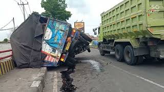 Truk Terguling di Jl Raya Kanci Cirebon