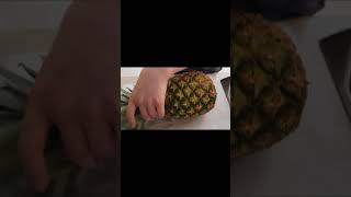 How to cut a pineapple - Cách gọt trái dứa #shorts