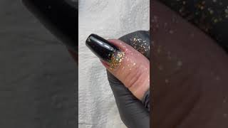 short esmalte preto com glitter dourado