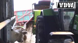 VDW Voederbak met bodemketting aan tractor