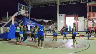 se pelean los jugadores de basquetbol en el torneo de independencia san juan mixtepec