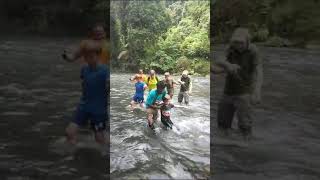 menyebrangi Air perjalanan treking di wisata batu katak