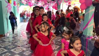 Llego la hora de bailar el vals la quinceañera con su chambelanes  esto es en rodeito jocotan ￼