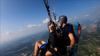 Volo in parapendio a Bergamo, sfiorando il cielo e le nuvole.