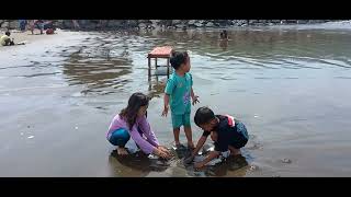 Anak-anak main di pantau Jetis Cilacap #pantai #cilacap