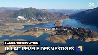 Un drone a capturé de rares images d'une mosquée qui avait été submergée par le lac Ramsko