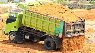 Mobil Dump Truk Pasir Jomplang Muatan Tanah Merah Bergantian