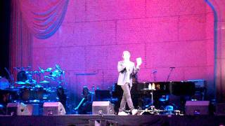 Josh Groban does THE WAVE (Kim in Section 114!)