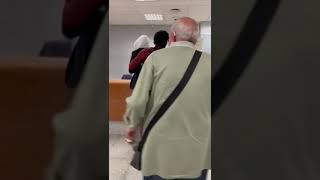 senegales evita robo en un banco