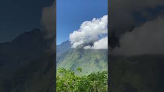 Pause vidéo dans le sentier de #CapNoir à La Possession 🌿👣🍃🤩 #mafate #reunionisland  #panorama