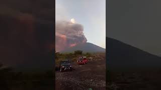 DETIK - DETIK GUNUNG AGUNG MELETUS MENGELUARKAN ASAP MERAH