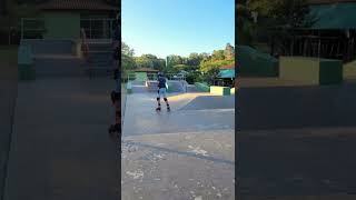 Treinando na pista de skate com patins street