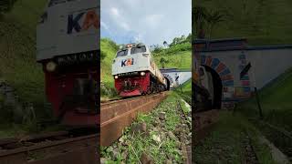 KA 35 KELUAR DARI TEROWONGAN SISI UTARA SASAKSAAT #kai #keretaapi #keretaapiindonesia #terowongan