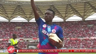 Pape Ousmane Sakho présente son trophée 🏆 aux fans du Simba dans stade plein à craquer