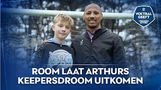 Vitesse-keeper Eloy Room laat droom uitkomen van 13-jarige Arthur | #VoetbalGeeft