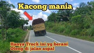 Truck kacong mania oleng di jalan aspal