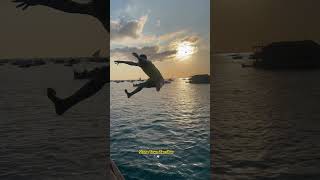 Jóvenes quedan cada atardecer para realizar saltos al agua #short #shorts #shortvideo #zanzibar #fyp