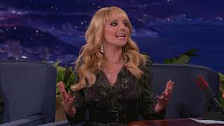 Melissa Rauch busty and all shook up!  #2. VIDEO LOOP!