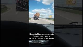 ⚠️ Um motorista registrou o momento exato em que uma carreta tomba após realizar curva ⚠️