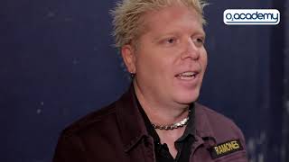 Dexter Holland de The Offspring: lo mas extraño que vivieron estando de gira.