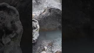 agua dentro de un volcán activo