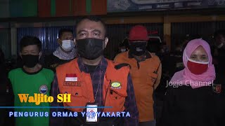 PULUHAN ANGGOTA ORMAS YOGYAKARTA BAGI MASKER DI MALAM TAKBIRAN