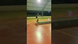 Saltando o caixote com patins inline roller