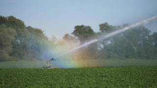 Wasserstrahl mit Regenbogen slow motion