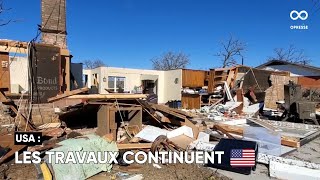 Des habitants de Jacksboro vus en train d'évaluer les dégâts causés par les tornades