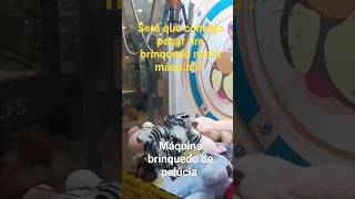 Será que consigo  pegar um brinquedo nesta máquina?