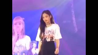 Jennie (BlackPink)vô tình tặng quà cho antifan.