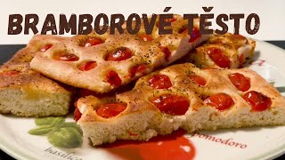 Pravá focaccia z jižní Itálie. Bramborové těsto a rajčata.