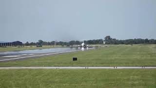 Despegue de Fokker F-28 de la Fuerza Aérea Argentina