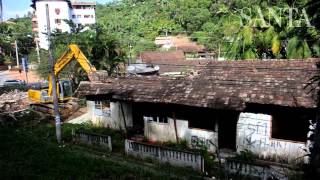 Casas irregulares são demolidas em Blumenau