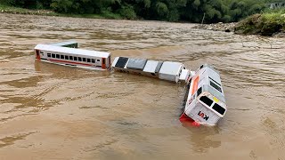 Mencari dan Merakit Kereta Api Kayu Hanyut Di Sungai,CC206,CC201,Gerbong Ekonomi dan Cargo