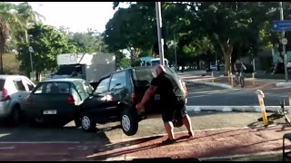 Homem levanta carro Uno que atrapalhava faixa de ciclovia