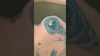 Snowball bath bomb from lush #shorts #lushbathbomb