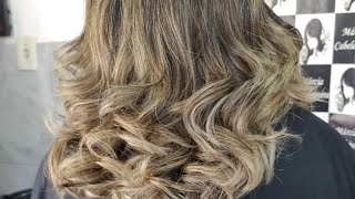 morena iluminada em cabelo cacheados