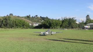 Douglas C-47 probando motores pista cabecera