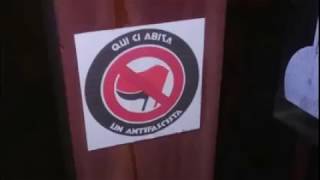 Pavia case di antifascisti marchiate con adesivi