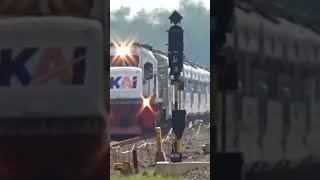 KA Sancaka ngebut di stasiun Kedinding