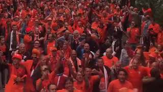 Fans of the Netherlands on their way to the Hamburg Stadium! 👌