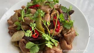 VietNam Mama Cooking - lòng lợn xào dưa chua - Pork intestines stir-fried with pickled sauerkraut