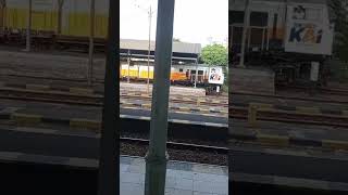 ka Sancaka sore. proses penyambungan lokomotif cc206 ke gerbong Sancaka #stasiun #kabima#shortvideo